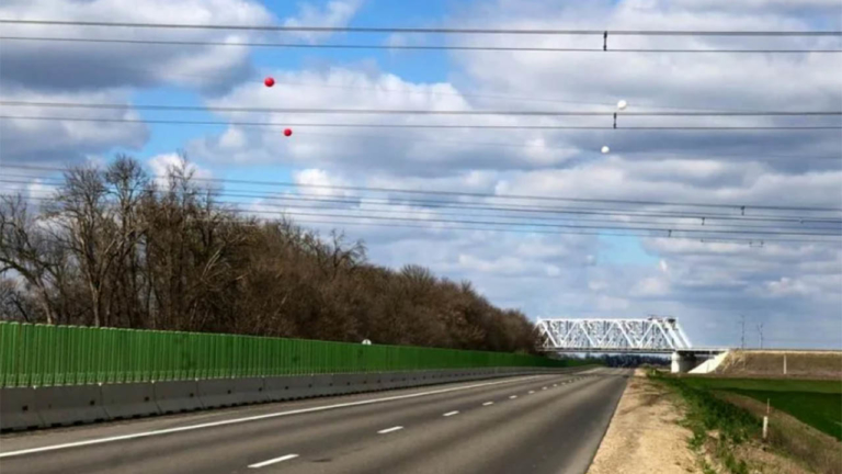 В ГИБДД объяснили, зачем на высоковольтные провода над дорогами вешают красные шары