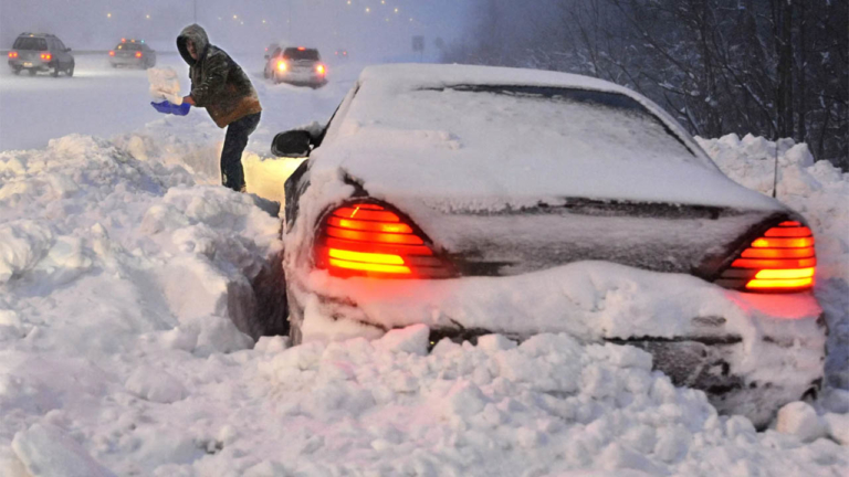 11 предметов, которые обязательно должны быть в машине зимой