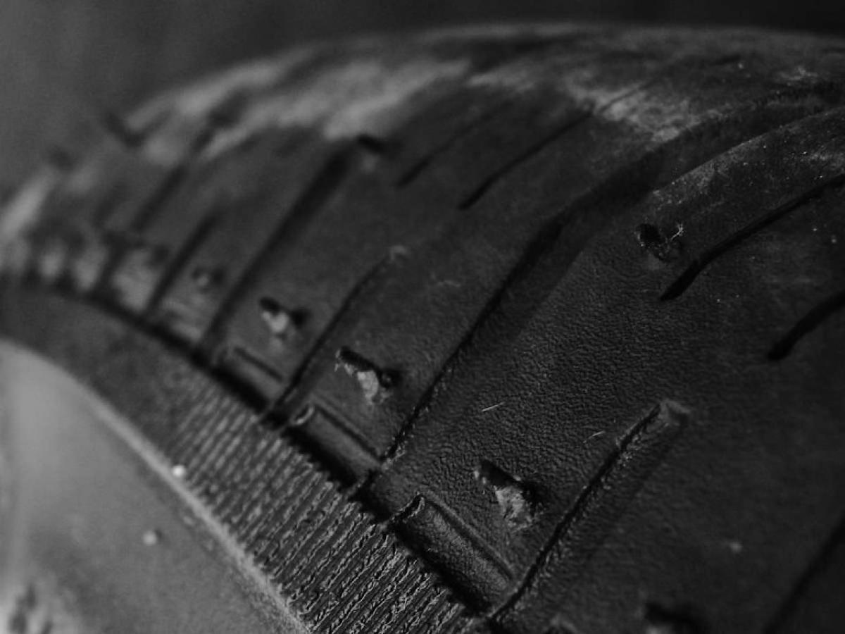 Давление в шинах и глубину протектора следует проверять не реже раза в месяц