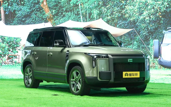 В Россию привезли новый внедорожник Rox Stone 01 с внешностью Land Rover
