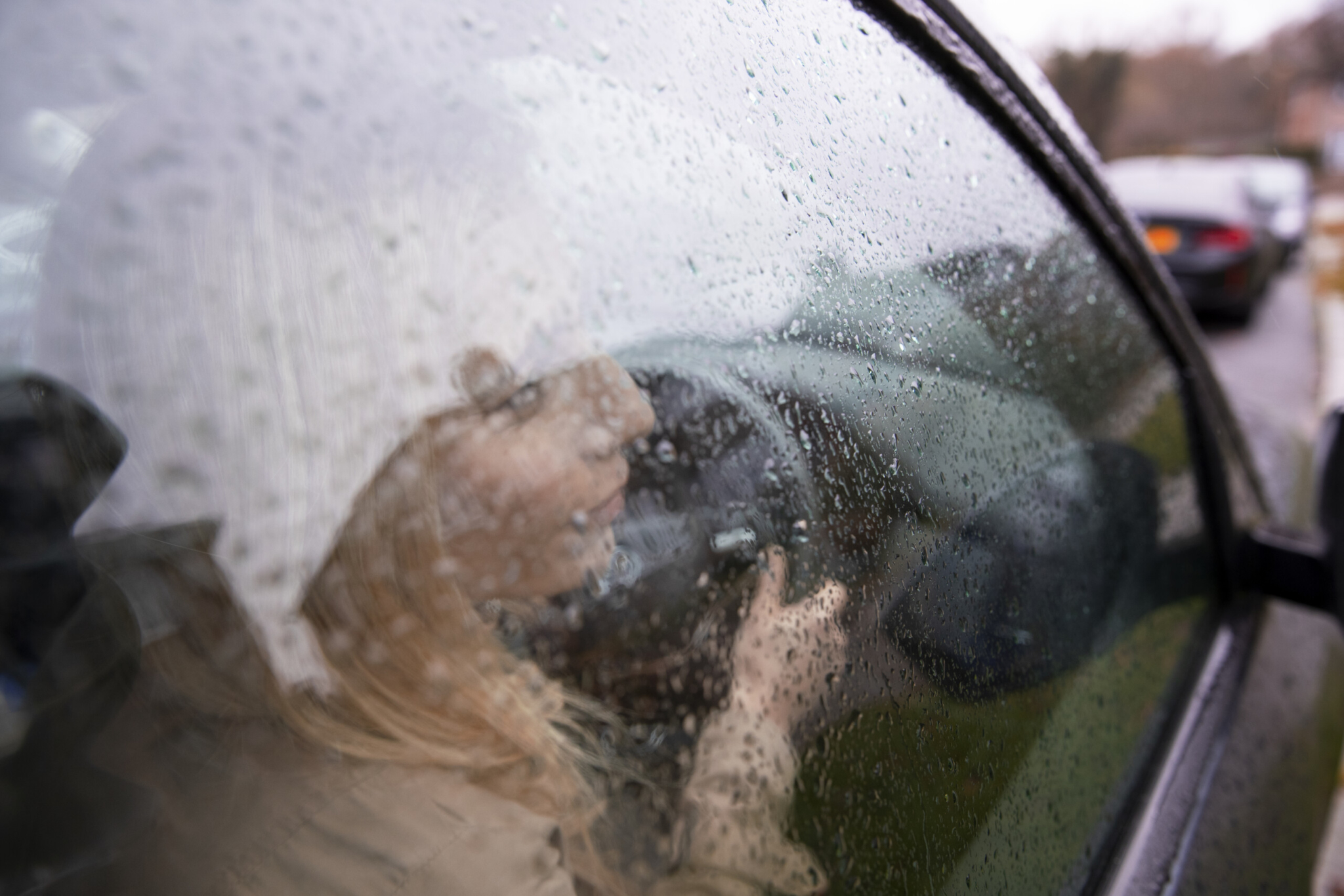Машина запотевает в дождь. Машина дождь. Грязное лобовое стекло зимой. Дождь на окне машины. Запотевшие окна в машине.