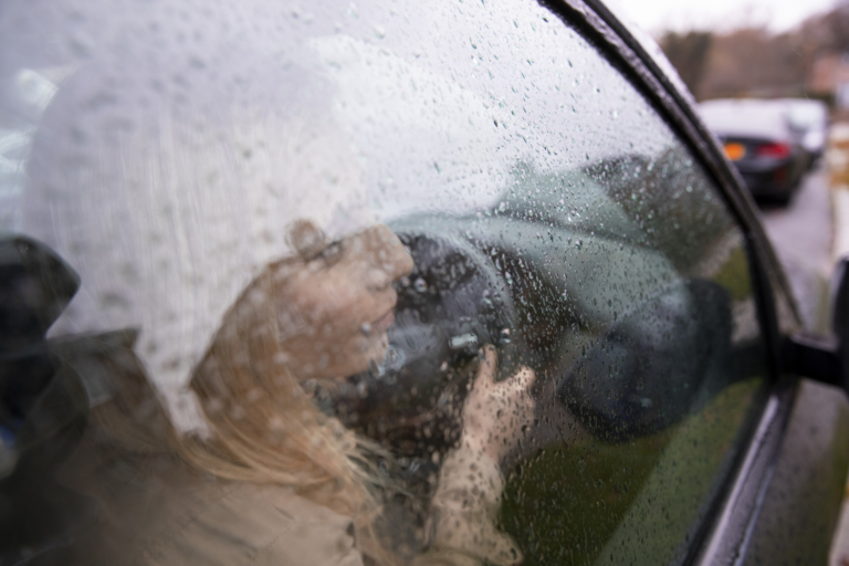Автоэксперт рассказал, почему стекла в автомобиле замерзают изнутри в зимнее время и что с этим делать