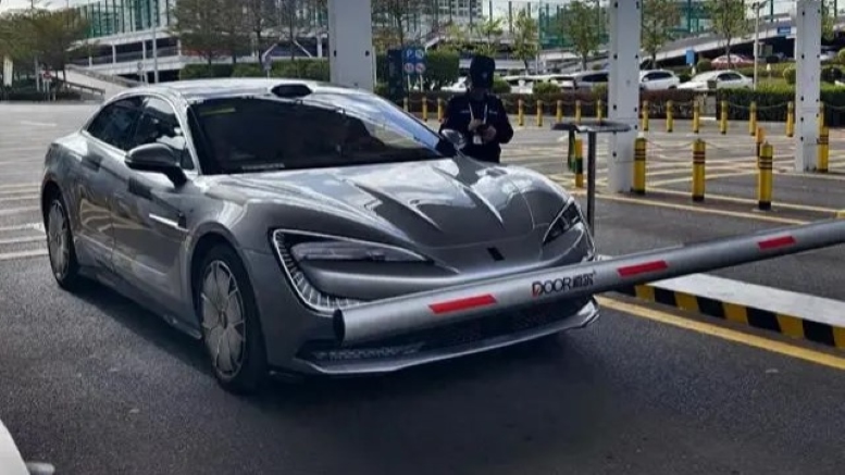 Гиперседан. Новый электромобиль BYD YangWang U7 сфотографировали на улице в Китае
