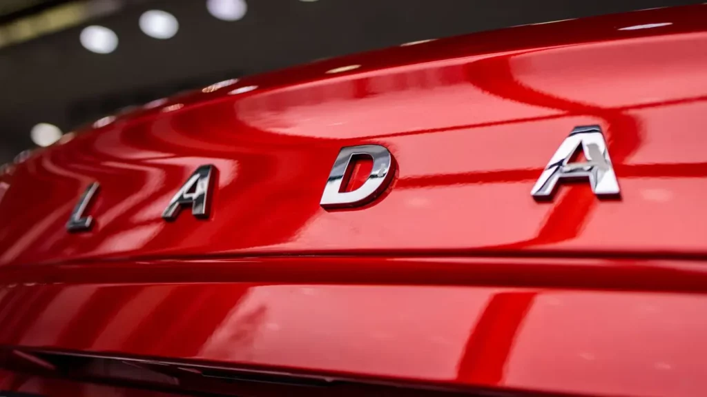 АвтоВАЗ решил оценить модель Lada Vesta без подушек безопасности в 1,5 млн рублей