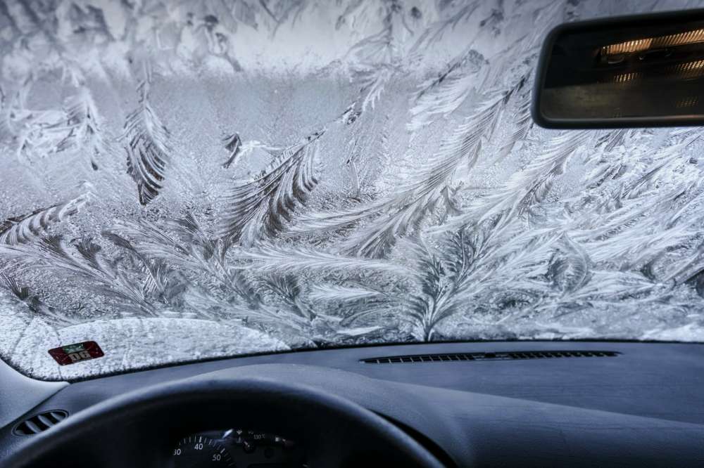 Почему стекла машины замерзают изнутри и что с этим делать?