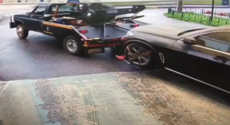 Дерзкий угон BMW X5 c паркинга попал на видео. Преступников уже поймали