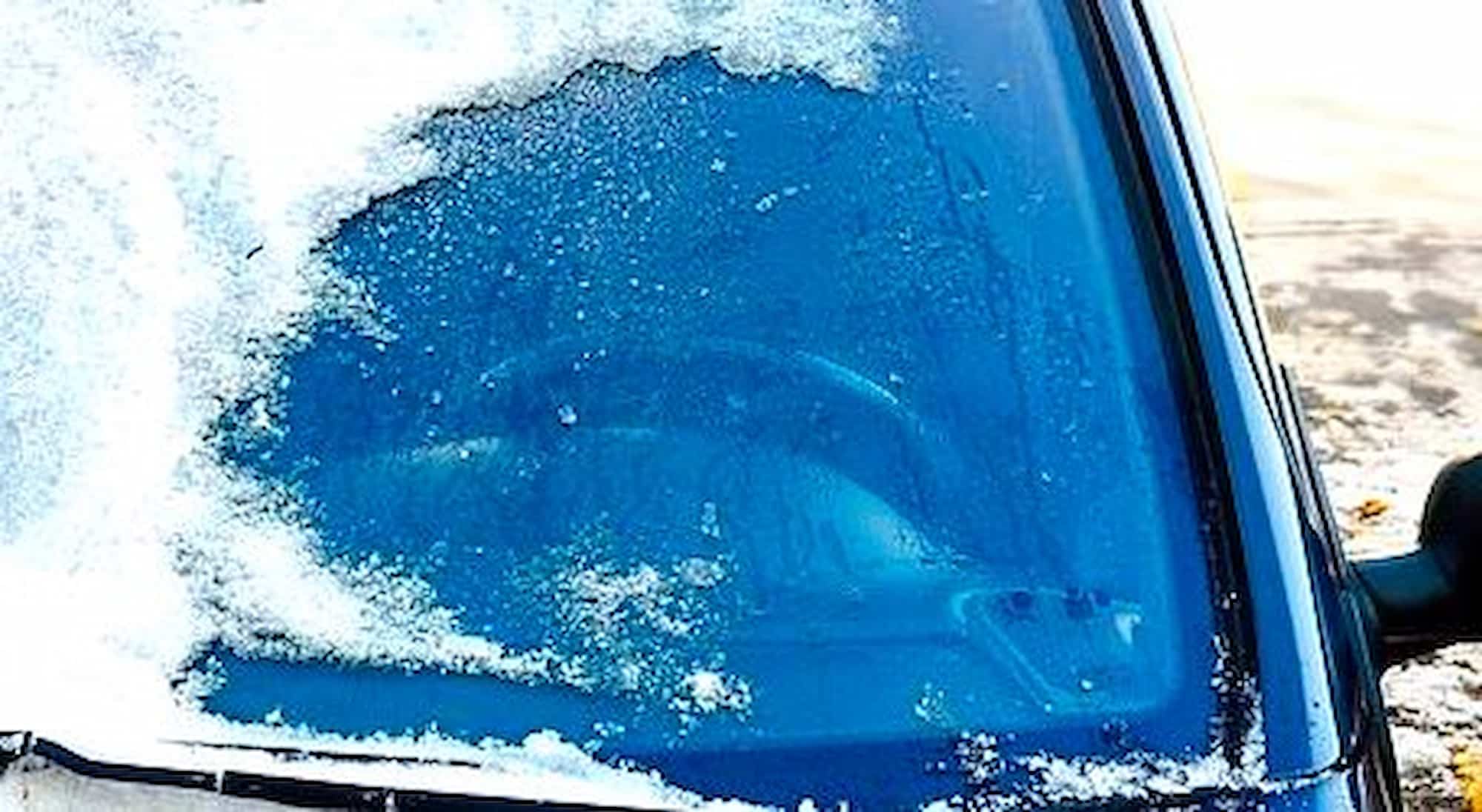 Как разморозить лобовое стекло автомобиля остатками напитков с посленовогоднего стола 