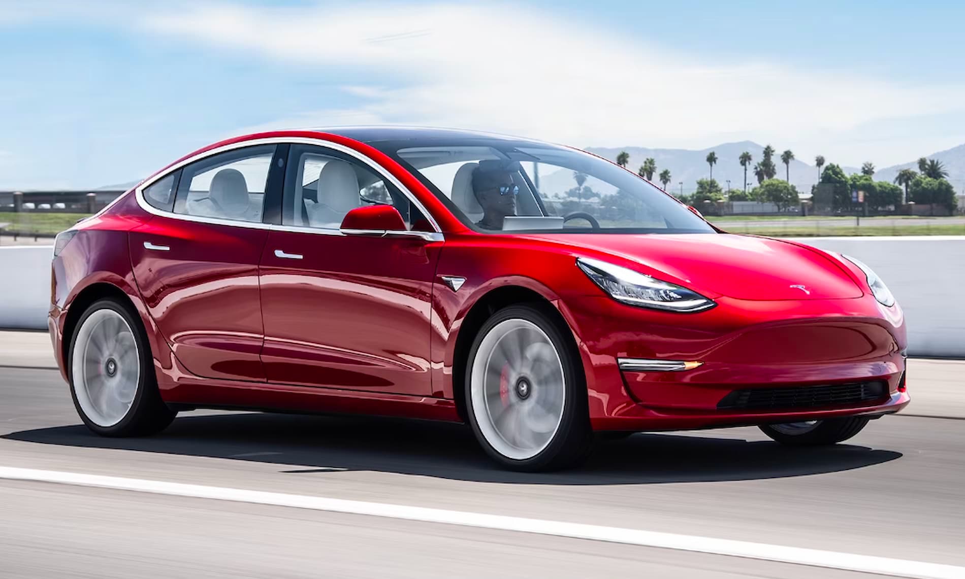 Названы автомобили Tesla, которые почти не ломаются