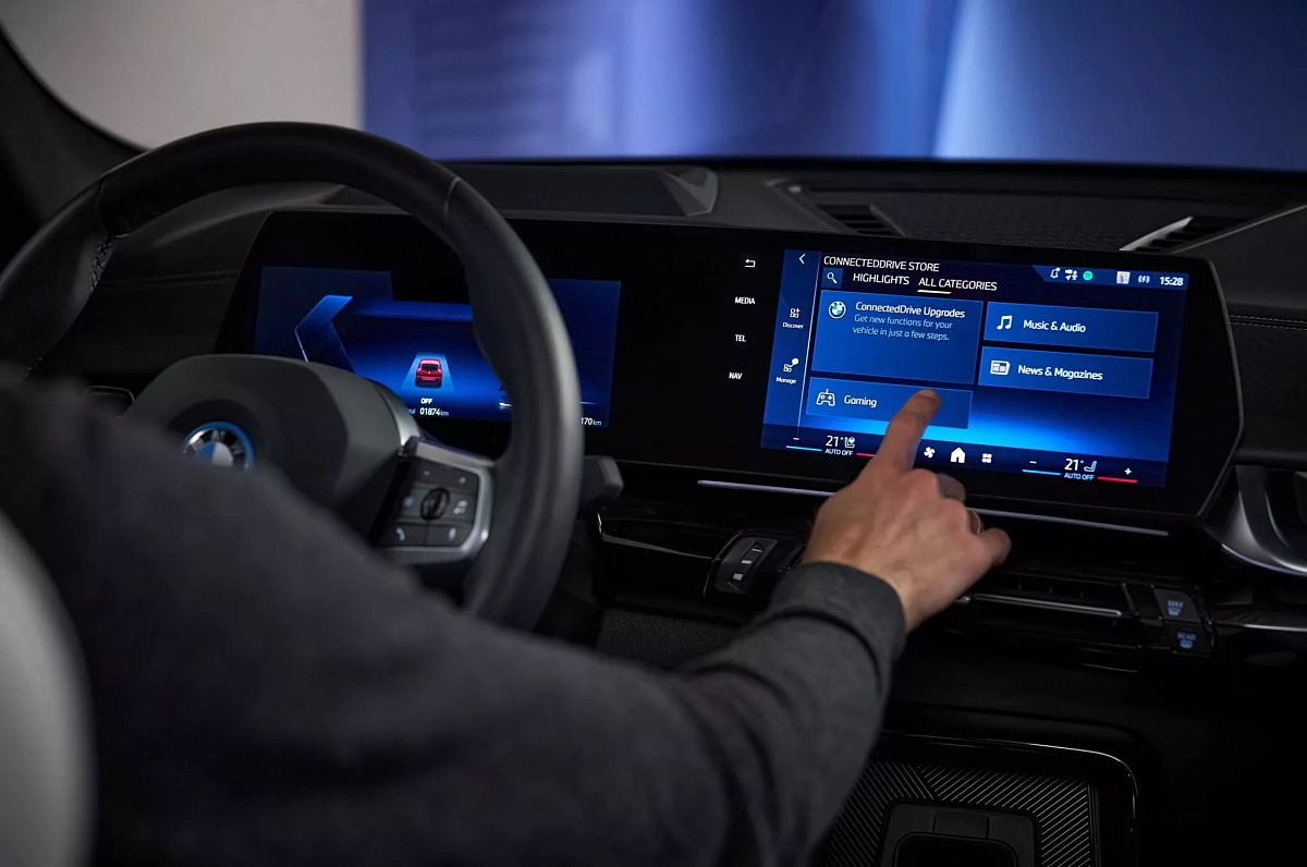 На выставке CES 2024 BMW представила новую операционную систему и автопарковку