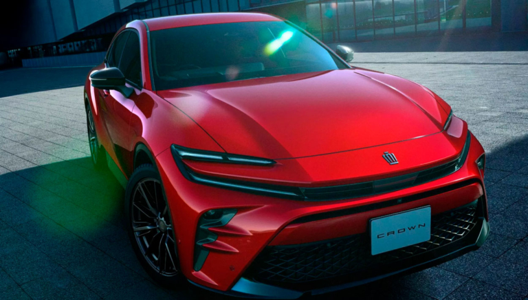 Новый Toyota Crown Sport PHEV имеет 302 л.с. и запас хода в 90 км