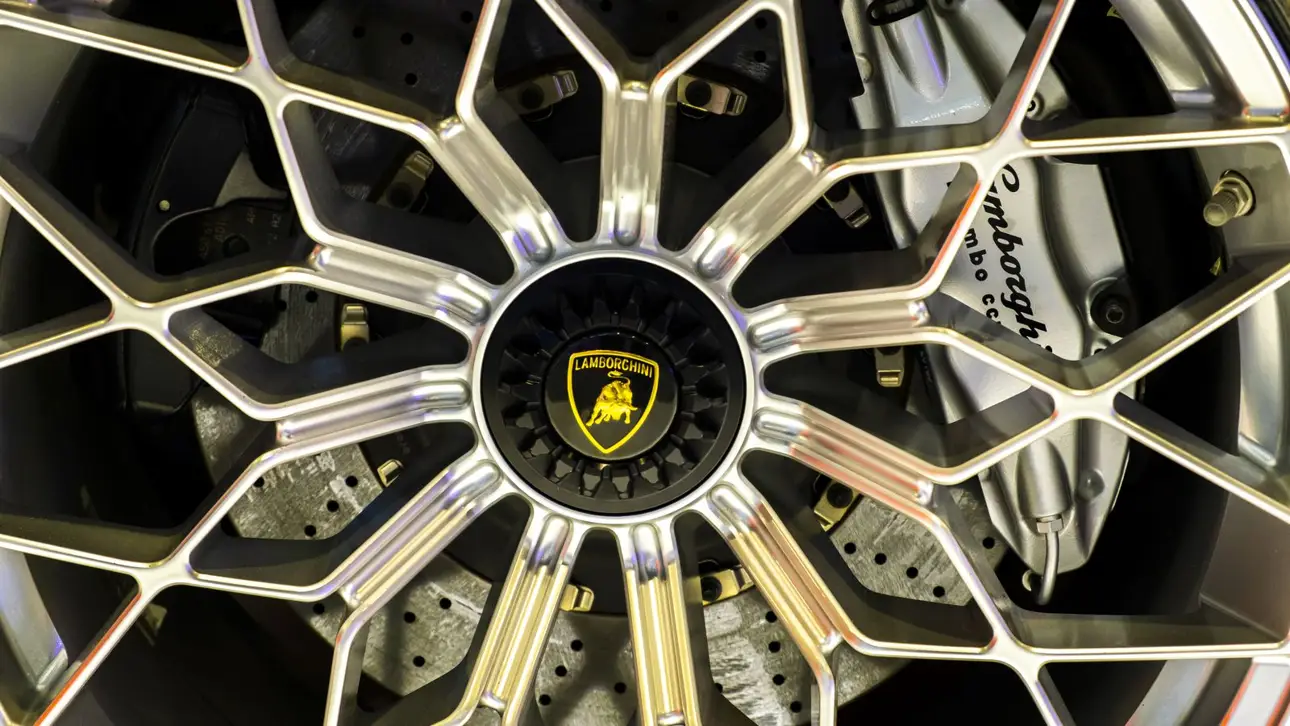 Новое творение: Lamborghini Urus стал шире и мощнее