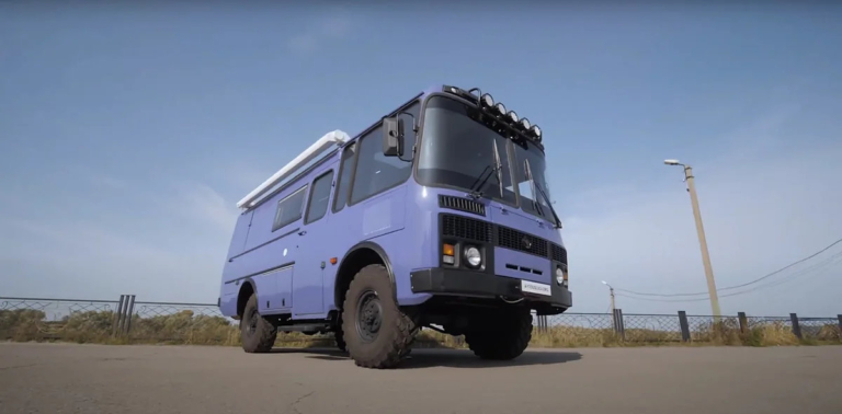 Простые мужики сделали из гнилого ПАЗ-3206 автодом, которого никогда не было в России