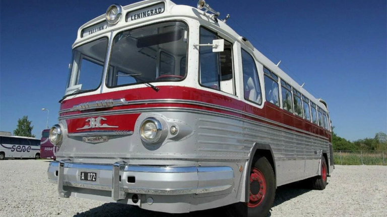 В России восстановили уникальный междугородный автобус ЗИС-127