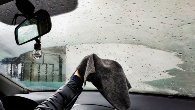 Чего нельзя делать, если в машине запотели окна зимой: главная ошибка водителя