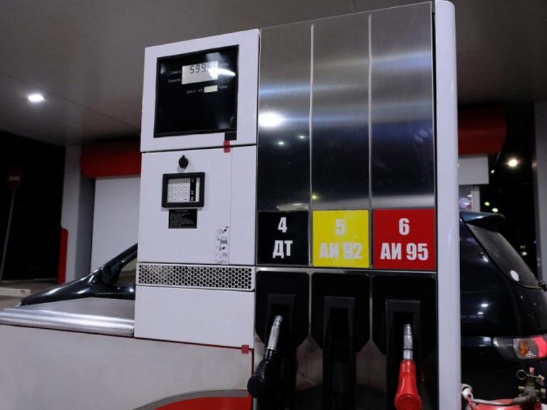 Водителям в РФ названы простые способы сократить расходы на топливо: узнайте об экономии
