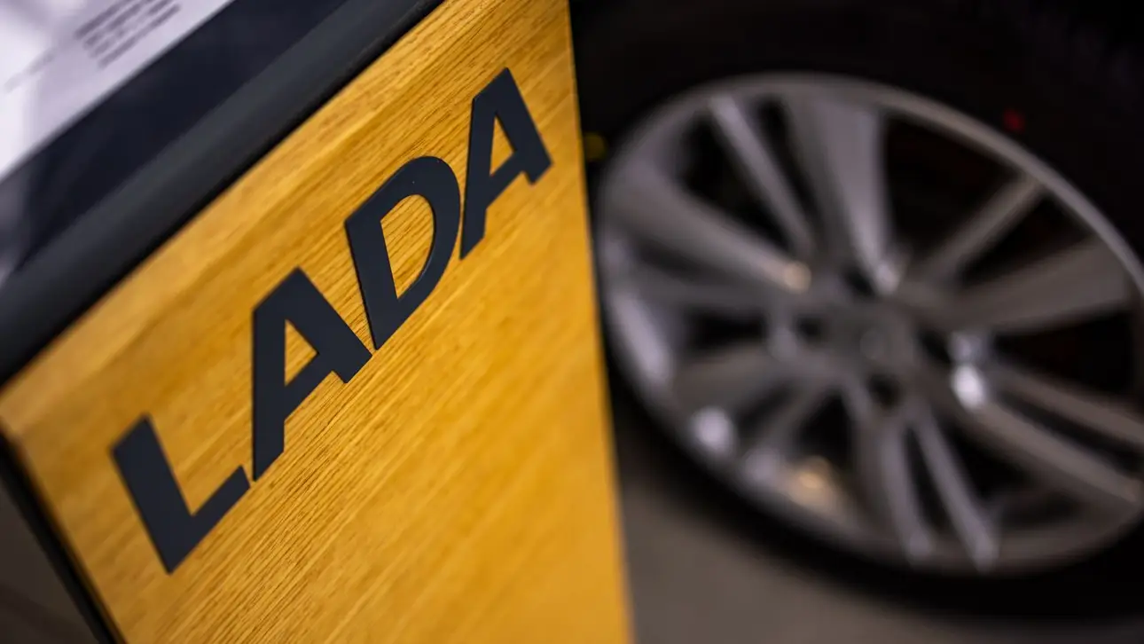 Новая «Платина»: первые автомобили Lada сошли с конвейера в уникальном цвете