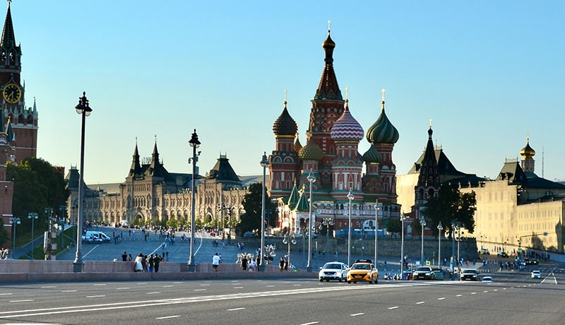 дорога с машинами на фоне кремля