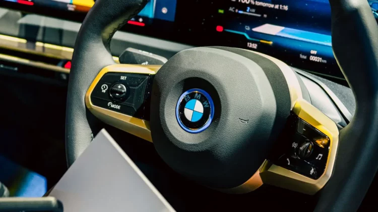 BMW представила обновленные купе и кабриолет M4 2025 модельного года