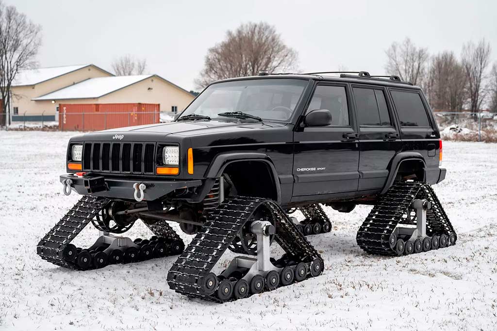 Поставленный на гусеницы внедорожник Jeep Cherokee Sport продают за 700 тыс руб