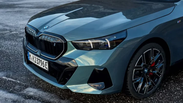 BMW официально представила обновленный универсал 5-Series