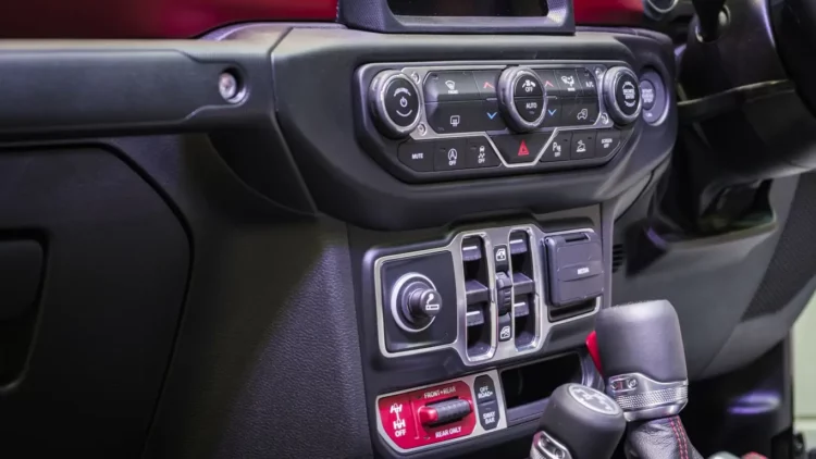 Электрический внедорожник Jeep Wagoneer S получит сразу четыре экрана