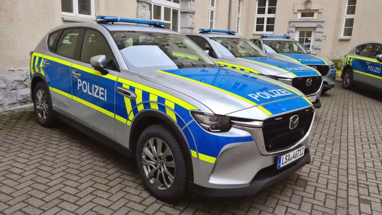 Немецкую полицию пересадили на японские кроссоверы Mazda CX-60