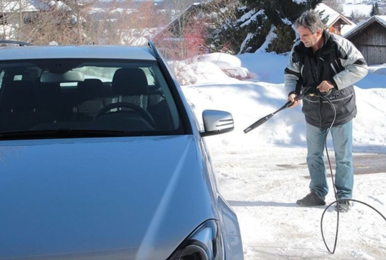Автоэксперт Баканов рассказал о важности регулярной мойки автомобиля в зимний период