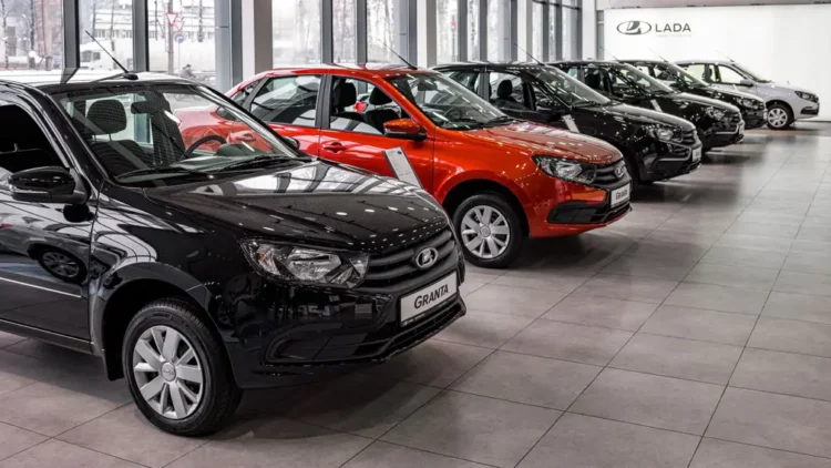 Прогноз: в феврале продажи новых машин в России могут составить 100 тысяч единиц