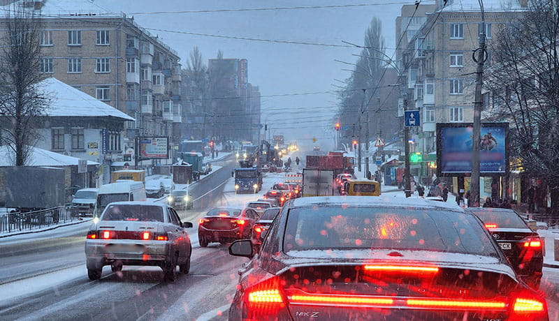 зимняя дорога с автомобилями в россии