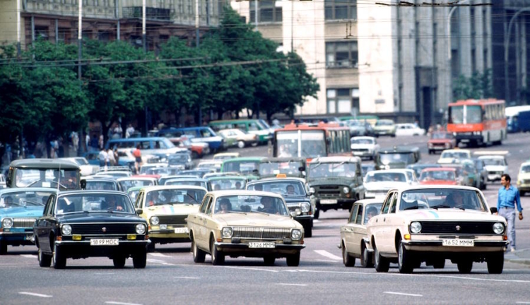 Какие автомобили можно было увидеть в центре Москвы в 1988 году? Вот несколько фото