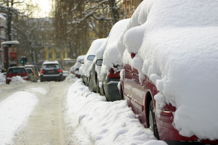 Почему опасно оставлять авто под снегом на долгое время: эксперт всё рассказал