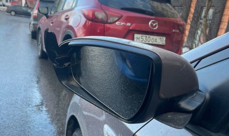 На узкой дороге автомобили ударились зеркалами: кто виноват