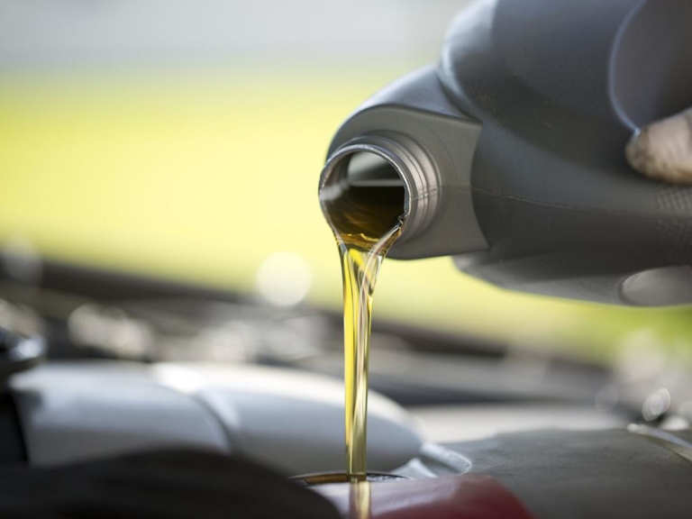 Почему постоянное доливание масла может привести к серьезным проблемам с двигателем: предупреждение эксперта