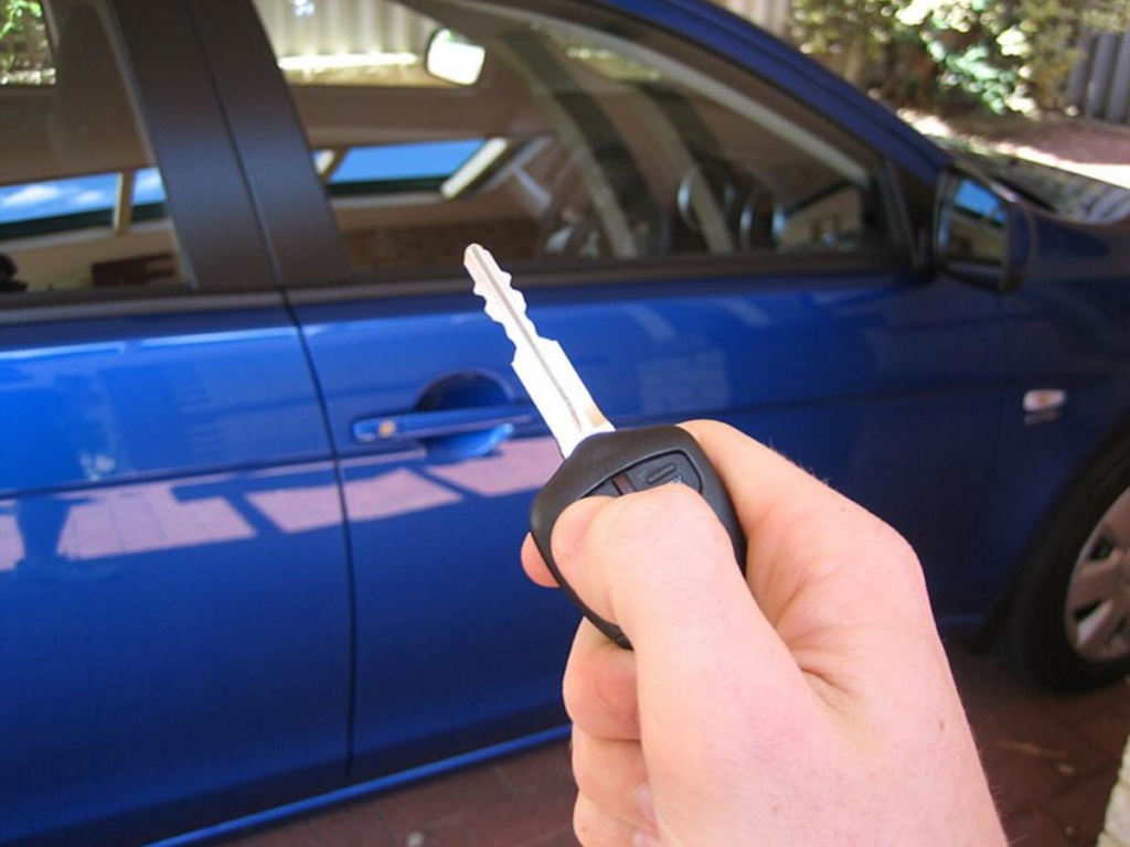 Как открыть машину, если села батарейка в ключе-брелоке: хитрость бывалых водителей