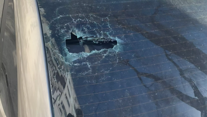 В Оренбург сосулька пробила стекло автомобиля