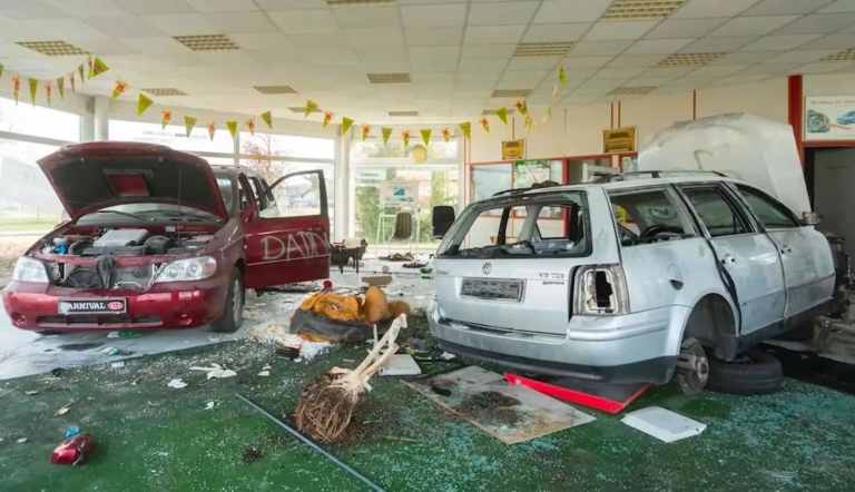 Показан разграбленный автосалон в Германии, много лет назад торговавший машинами Lada и Kia