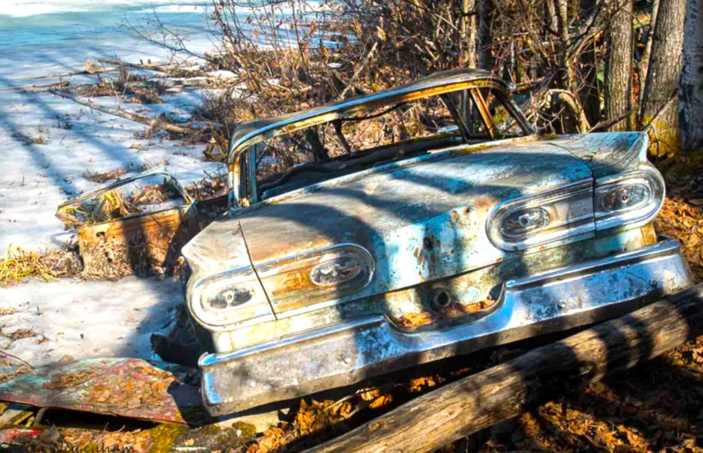 На Аляске случайно нашли город с брошенными ретро-автомобилями