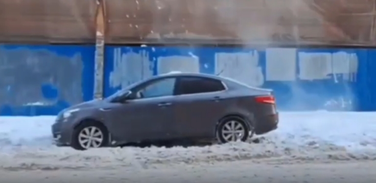 При расчистке крыши дома под снежный обстрел попал автомобиль Kia