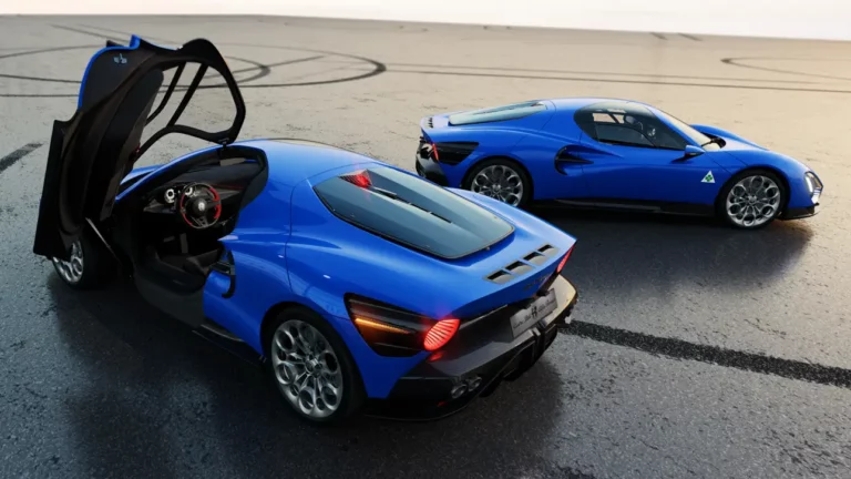 Синее синего: Alfa Romeo 33 Stradale облачается в королевский оттенок