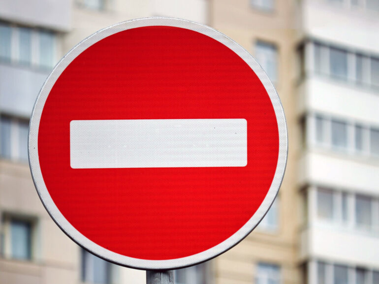 Чем отличаются знаки «Въезд запрещен» на дороге и на АЗС