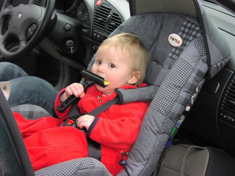 Безопасность детей в автомобиле: опасности перевозки на переднем сидении