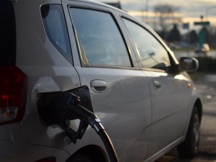 Бензин в баке: как его срок годности влияет на автомобиль