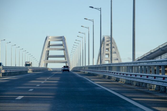 В Минтрансе водителям посоветовали проезжать Крымский мост по вторникам и средам