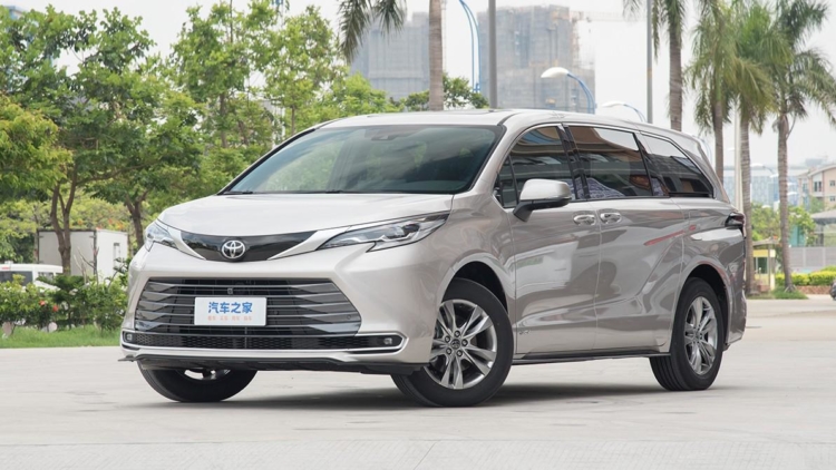 Минивэн Toyota Sienna в Китае получил полный привод и подешевел