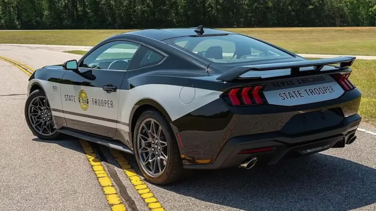 Эти полицейские вне себя от радости - им подарили 25 спортивных Mustang GT