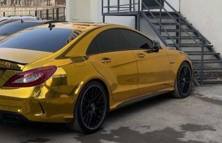 В Тюмени заметили золотой Mercedes-Benz