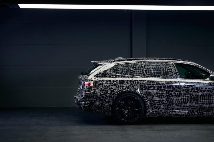 Седан и универсал BMW M5 нового поколения смогут ездить на электротяге