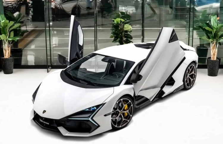 Дилер в Дубае выставил на продажу распроданный до 2026 года Lamborghini Revuelto