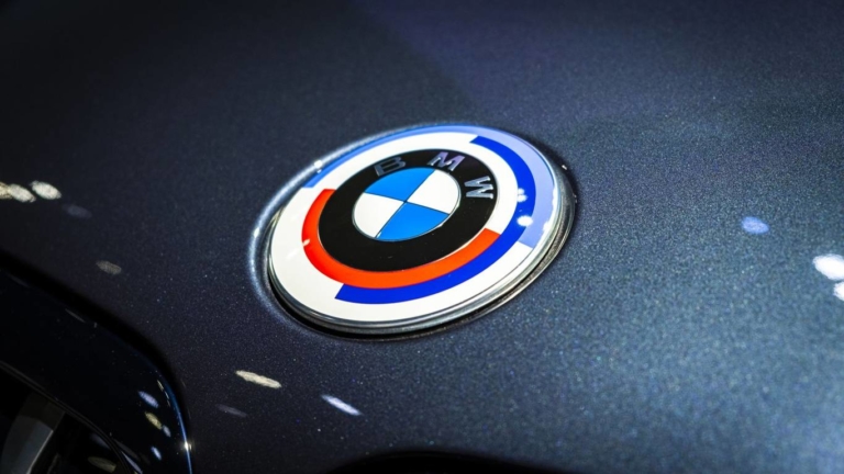 BMW прятала этого монстра 30 лет: секретный прототип баварского автопроизводителя покажут на выставке в Германии