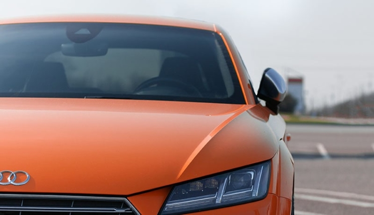 оранжевый автомобиль с тонировкой стекол